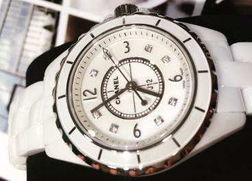 シャネルj12は値上がりしている？特徴や人気モデル・購入方法をご紹介