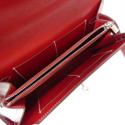 シーンを選ばない上品さとスマートフォンが入る実用性