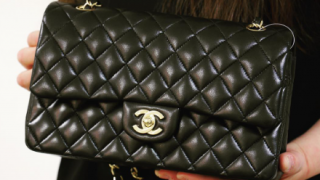シャネルの定番「キャビアスキン」とは？ラムスキンとの違いやお手入れ方法を解説