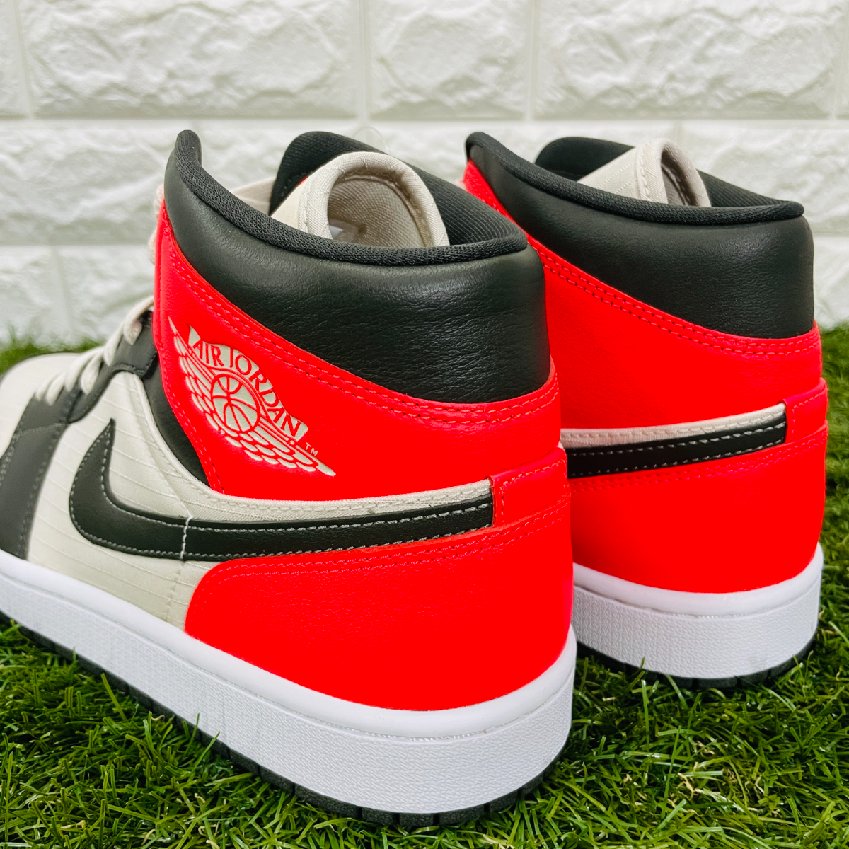 28 0cm ナイキ ウィメンズ エアジョーダン 1 ミッド Nike スニーカー 白 赤 黒のフリマ商品 Kante Komehyo 28 0cm ナイキ ウィメンズ エアジョーダン 1 ミッド Nike スニーカー 白 赤 黒のフリマ商品 Kante Komehyo