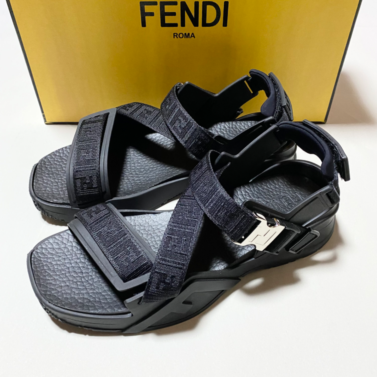 新品未使用！送料込み★FENDI★Fendi ‘Flow‘ Sandalのフリマ商品 | KANTE 【KOMEHYO】