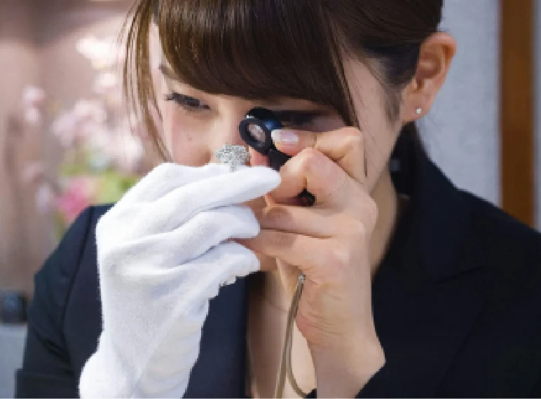 凄腕の目利きが品物をチェック