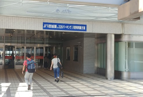 (阪急の場合)ASTEと書かれた建物に入り、手前の阪急百貨店の入り口より入る