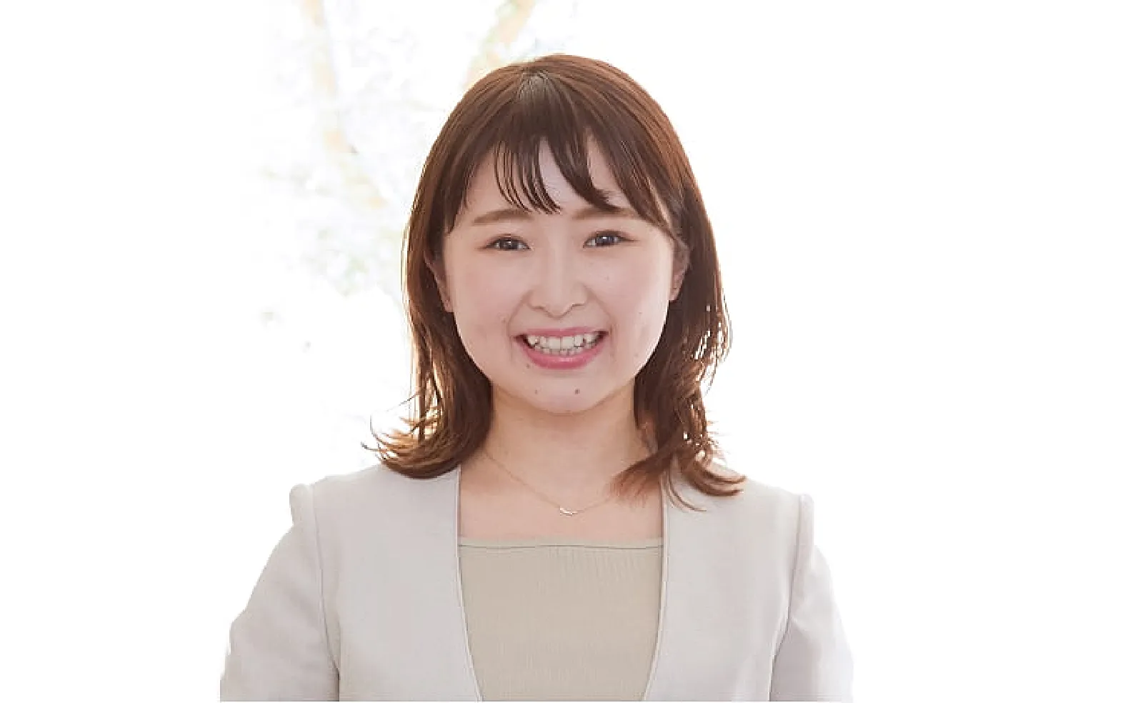 笑顔の鑑定士の女性の写真